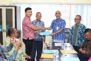 Kadiskominfotik Bengkalis Serahkan E-mail Sanapati Sebelas Kecamatan
