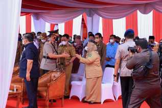 Kepemimpinan Baru, Bupati Kasmarni Hadiri Upacara Sertijab Kapolda Riau
