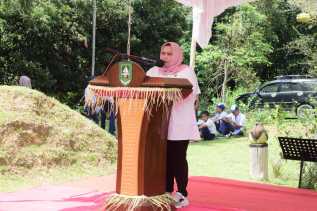 Kasmarni Ucapkan Terima Kasih Kepada Gubri Atas Penyerahan SK Pengakuan Masyarakat Hukum Adat