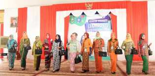 Peringatan Hari Ibu ke-91, TP PKK Gelar Lomba Peragaan Busana Daerah