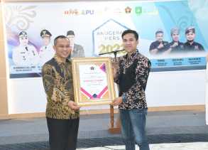 Terima Penghargaan dari PWI, Bupati Kasmarni: Terima Kasih PWI, Pemerintah dan Pers adalah Mitra yang Saling Menguatkan