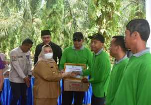 Bupati Bengkalis Serahkan Bahan Pembeku Lateks 