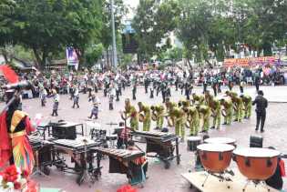 Diiringi Pagelaran Seni Budaya, Penurunan Bendera di Lapangan Tugu Jadi Magnet Warga