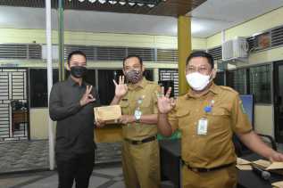 Diserahkan Plt Kadis Kominfotik, Pegawai Honorer Terima SK