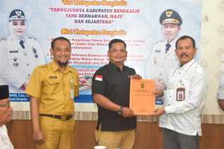 Difasilitasi Diskominfotik Bengkalis, KI Riau Serahkan SAQ ke Sejumlah Badan Publik