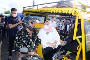 Bupati Kasmarni antar Mantan Kapolres Bengkalis ke Pelabuhan Naiki Becak Motor