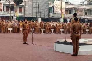 Jadi Pembina Apel, Sekda H Bustami HY Ingatkan PNS yang Cuai Pakai Atribut PDH