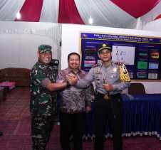 Semangati Petugas, Bupati Amril Tinjau 2 Pos Natal dan Tahun Baru Polres Bengkalis