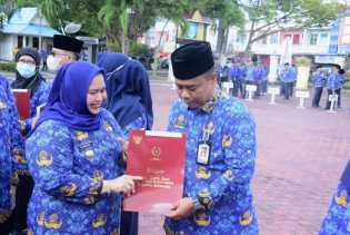 Peringatan HUT Korpri Ke-51, Bupati Kasmarni Serah 106 Satyalencana Kepada PNS 
