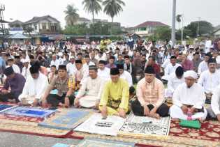 Bupati Amril dan Keluarga Shalat Ied Bersama Masyarakat Mandau