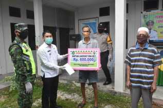 Camat Bukit Batu Salurkan BLT DD di Desa Sungai Selari