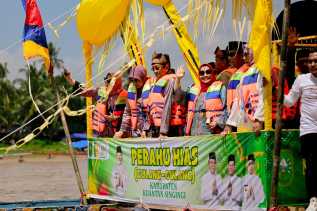 Pawai Perahu Hias di Kuansing, Bupati Kasmarni Turut Saksikan Perahu Begandong Bengkalis 