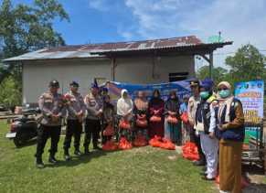 Polres Bengkalis Hadirkan Klinik Terapung dan Bagikan Sembako untuk Masyarakat Pesisir Sei Selari