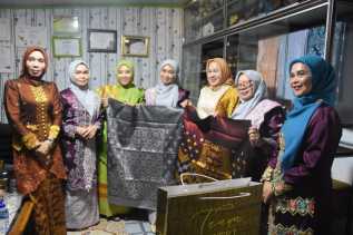 Di Sela-sela MTQ ke-43 Tingkat Provinsi Riau, Ketua TP PKK Provinsi Riau Kunjungi Usaha Tenun Putri Mas Di Desa Sebauk Bengkalis.