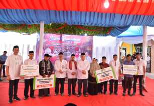 Penuh Berkah, Pj Gubri dan Bupati Kasmarni Safari Ramadhan di Kecamatan Pinggir