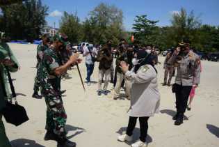 Bupati Kasmarni jemput kedatangan Danrem 031/Wirabima di Helipad Lapangan Pasir