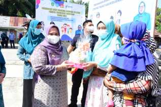 Serahkan Sejumlah Bantuan, Bupati Kasmarni Harapkan Stunting Menurun