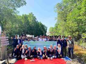 Save Lingkungan, BEM Politeknik Bengkalis bersama Kelompok Paghet Seghagah Tanam Mangrove
