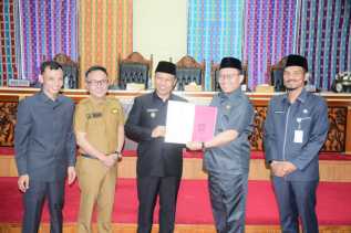 Bupati Kasmarni Sampaikan Ranperda Pembentukan dan Susunan Perangkat Daerah 