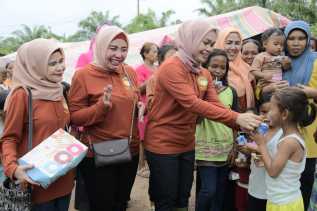 Senyum Ceria Anak Terdampak Banjir, Dihibur dan Diberikan Donat Oleh DWP Bengkalis 