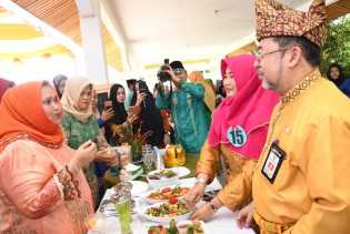 Walau Ditantang 20 Kepala PD, Sekda H Bustami HY dan Istri Rebut Juara I