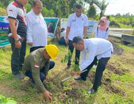 Peringati Hari Lingkungan Hidup Sedunia, BPN Bengkalis bersama DLH Tanam 100 Pohon.