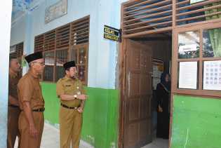 Hari Pertama Ujian, Sekda Tinjau Pelaksanaan SMP dan SD di Kecamatan Bantan