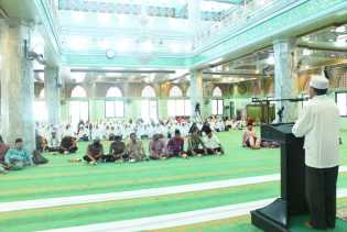 PNS, TNI/Polri dan Pengurus DWP Shalat Tasbih Berjamaah