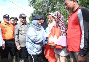 Tinjau Banjir di Bantan Sari,  Bupati Kasmarni Serahkan Bantuan pada  Masyarakat Terdampak Banjir
