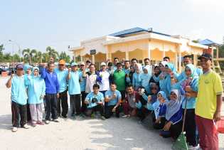 Tinjau Goro di Ro-Ro, Bupati Amril Lakukan Sesi Foto Bareng Pegawai dari 7 Perangkat Daerah 