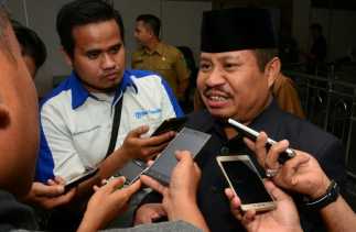 Bupati Amril Imbau Masyarakat Kurangi Aktivitas di Luar Ruangan dan Gunakan Masker