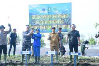 Wabup Bengkalis dan Komandan Lanal Dumai Tanam Mangrove di Pantai Muntai