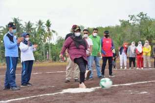 Tendangan Bola Pertama Bupati Kasmarni, Tandai Pembukaan Turnamen Sepak Bola Sukamaju Cup