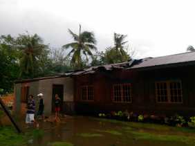 Teluk Papal Dihantam Puting Beliung, Rumah Warga dan Kantor Desa Rusak 