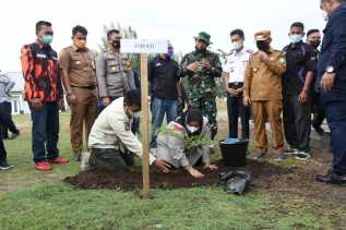 Bupati Kasmarni Tanam Pohon Penghijauan di Pelabuhan BSSR