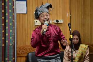 Sentuhan Seni di Rapat Paripurna DPRD: Usman Lantunkan Dua Lagu Melayu Pukau Hadirin Hari Jadi ke-513 Bengkalis
