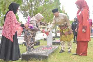 Kenang dan Doakan Para Pahlawan, Bupati Kasmarni Ziarahi Makam Kusuma Kesatria