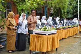 Rayakan HUT PGRI dan HGN, SDN 4 Bengkalis Syukuran dan Potong Tumpeng