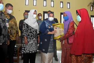 Bupati Kasmarni, Serahkan 25 Sembako untuk Lansia di Talang Mandi