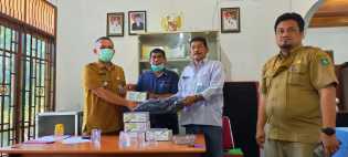 Camat Terima Bantuan 600 Masker dan 250 Liter Disinfektan