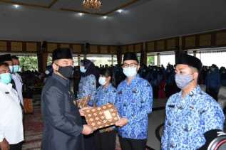 Pj Bupati Bengkalis Serahkan SK Pengangkatan PNS Sekaligus Pengambilan Sumpah dan Janji