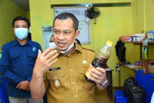 Kunjungi Bumdes Pangkalan Batang Jaya, Wabup Testimoni Madu Asli