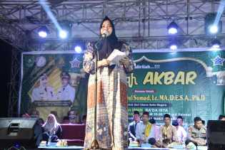 Bersama Masyarakat Bukit Kerikil, Bupati Kasmarni Simak Tausiyah Tuan Guru Ustadz Abdul Somad