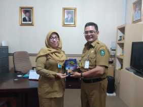 Tiga Penulis Sumbangkan Buku ke Perpustakaan