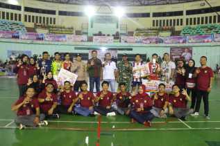 Muhammad Fadli Tutup dan Serahkan Hadiah Turnamen Futsal Karang Taruna Lurah Kota Bermasa Cup I