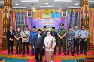 PAW DPRD Bengkalis Lantik Zainal, Bupati Kasmarni Ucapkan Selamat