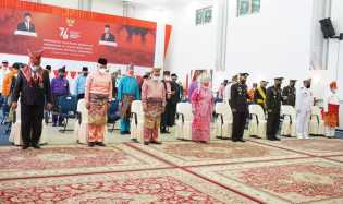 Kenakan Pakaian Adat Melayu, Bupati Kasmarni Ikuti Upacara Detik-detik Proklamasi Secara Virtual