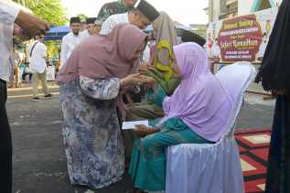 Safari Ramadhan di Senggoro, Bupati Kasmarni Serahkan Bantuan