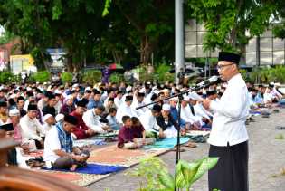 Bersama Ribuan Masyarakat, Wabup Salat Idul Adha di Lapangan Tugu