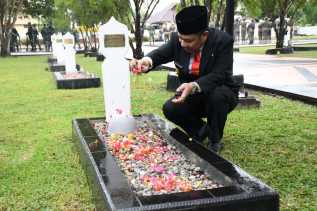 Hujan Gerimis, Ziarah Makan Pahlawan Tetap Dilaksanakan, Wabup Bagus: Kita Tidak Boleh Berleha-leha